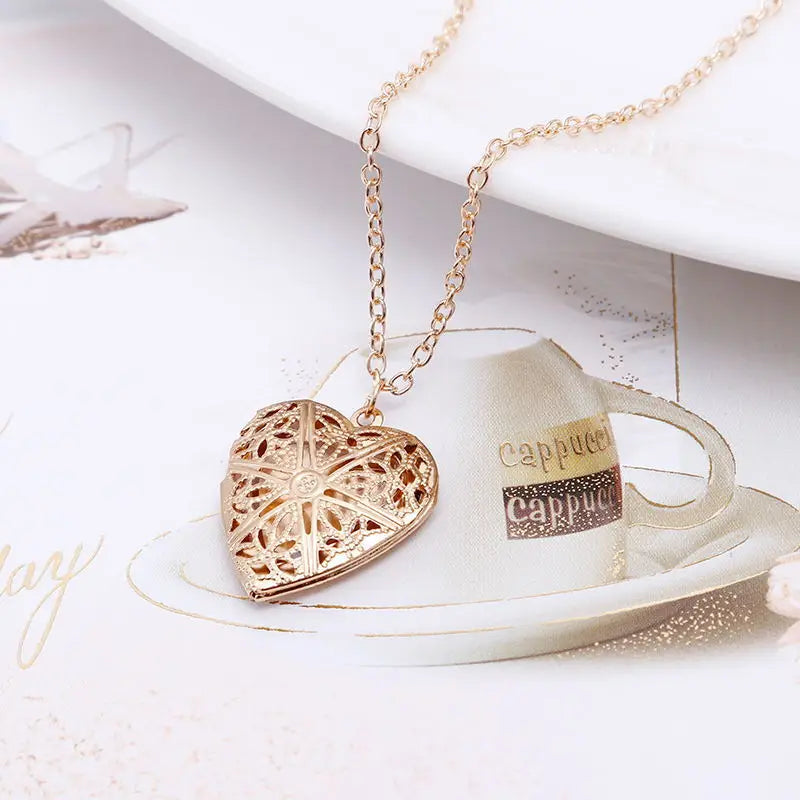 Sweet Peach Heart Love Chain Necklace for Woman Hollow Engraved Opening and Closing Heart Shaped Photo Box Pendant Collar-Dollar Bargains Online Shopping Australia